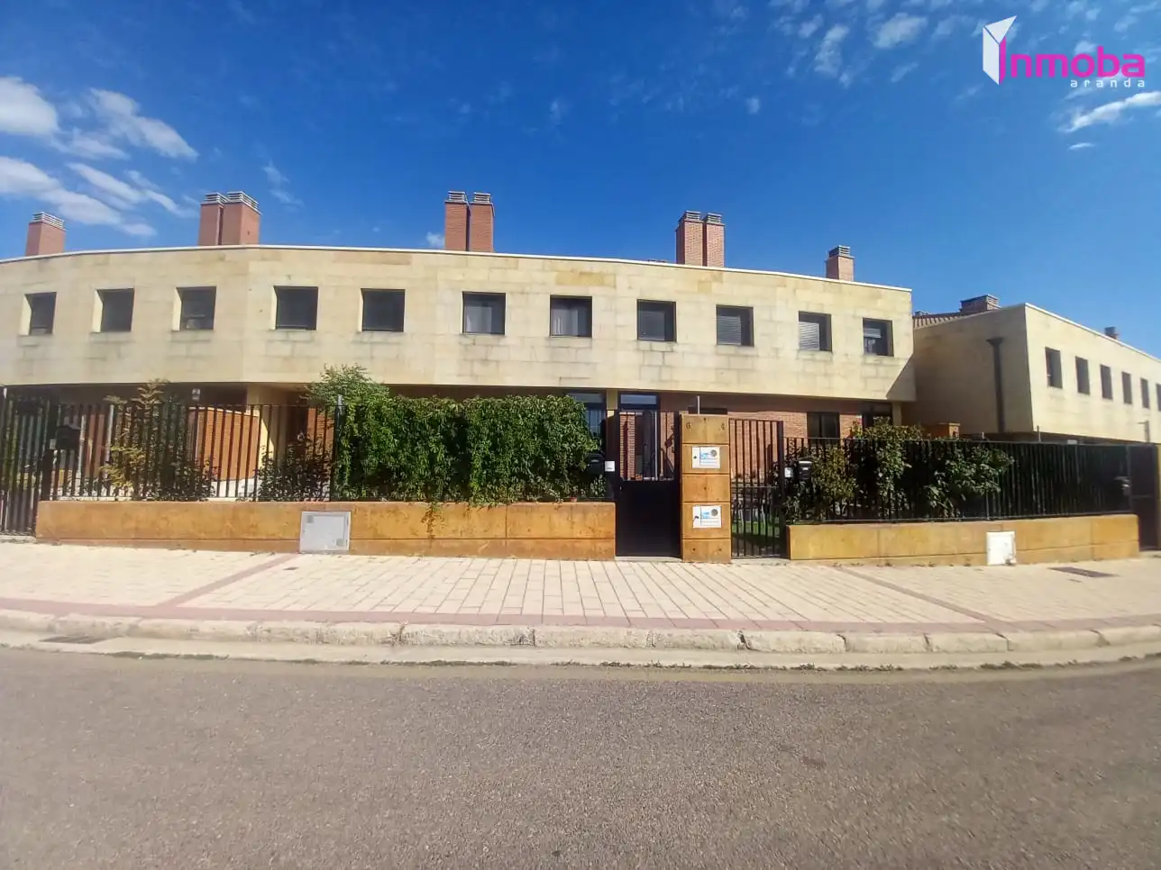 Vista exterior de Casa o xalet en venda en Aranda de Duero amb Calefacció, Jardí privat i Parquet