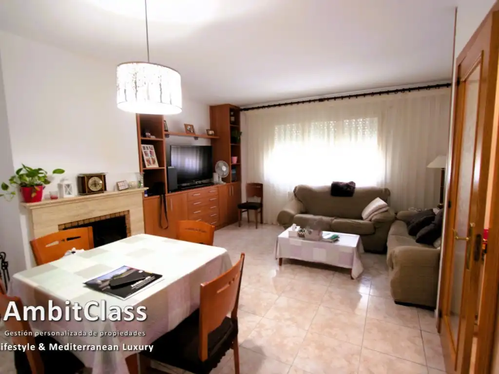 Sala d'estar de Casa adosada en venda en Centelles amb Calefacció, Jardí privat i Terrassa
