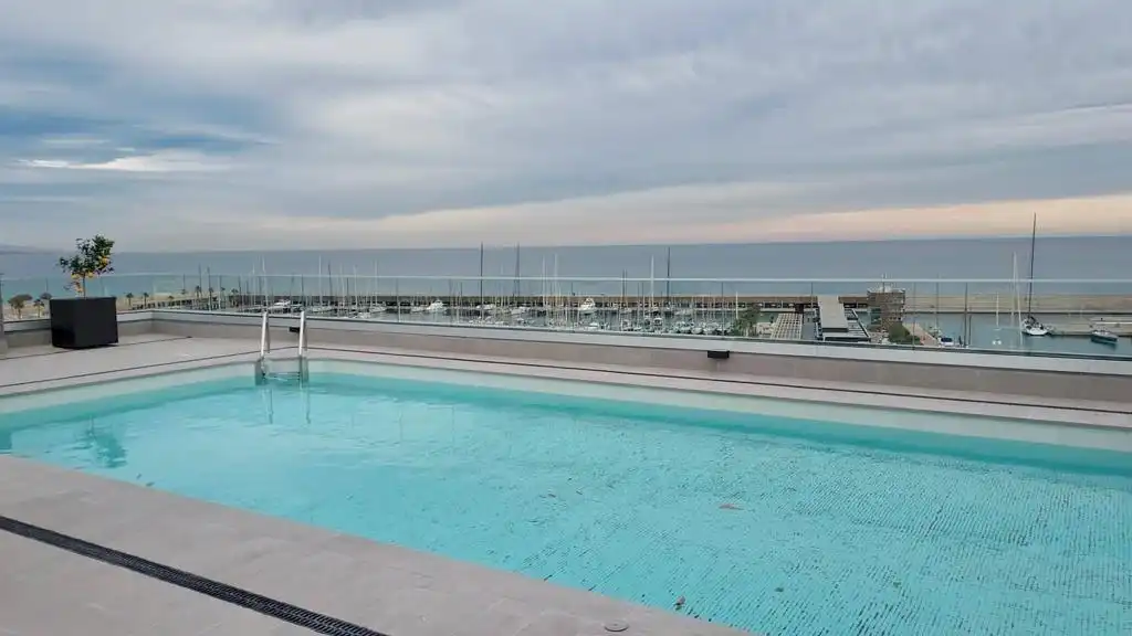 Swimming pool of Flat for rent in Badalona  with Air Conditioner, Parquet flooring and Terrace