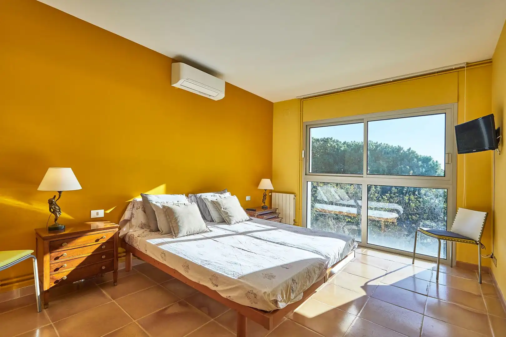 Schlafzimmer von Haus oder Chalet zum Verkauf in Premià de Dalt mit Klimaanlage, Heizung und Privatgarten