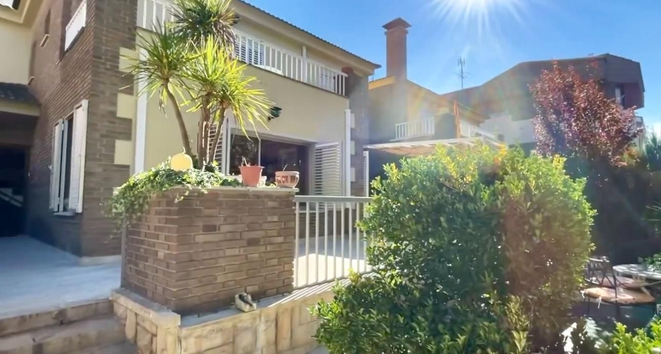 Exterior view of Single-family semi-detached for sale in Requena  with Air Conditioner, Heating and Private garden