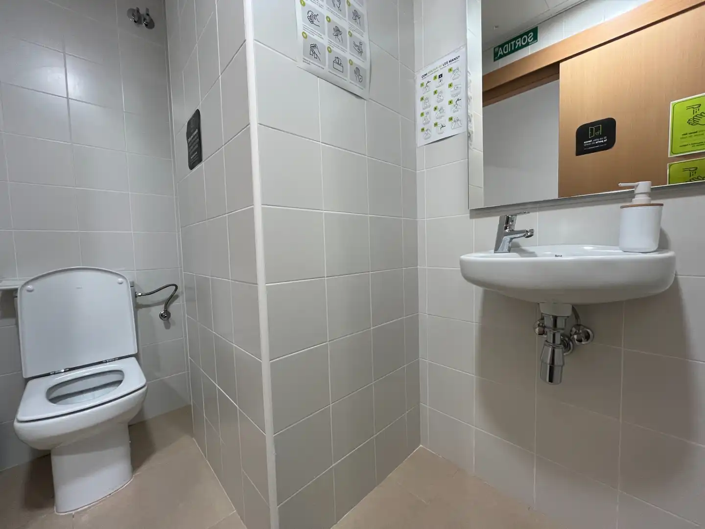 Baño de Local de alquiler en Girona con Aire acondicionado, Calefacción y Alarma