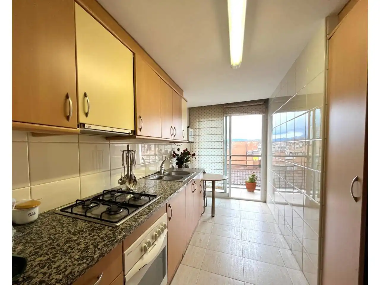 Cocina de Piso en venta en Girona con Calefacción, Terraza y Amueblado
