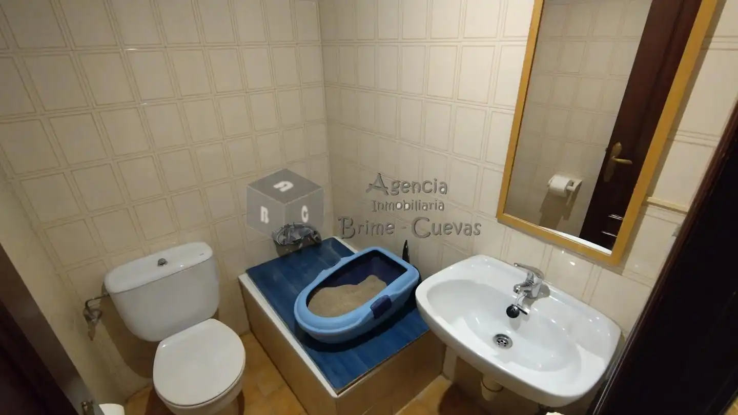 Bany de Pis en venda en Oviedo  amb Calefacció i Terrassa