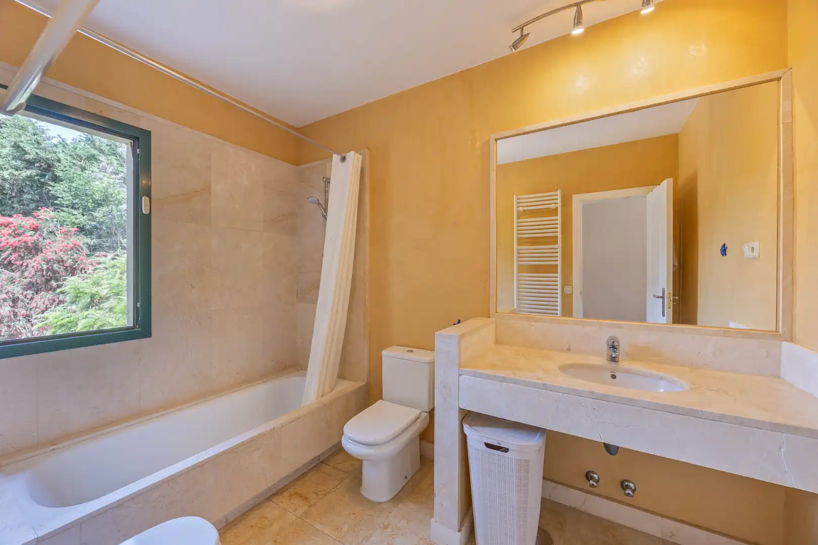 Bany de Casa adosada en venda en Sotogrande amb Jardí privat, Terrassa i Piscina
