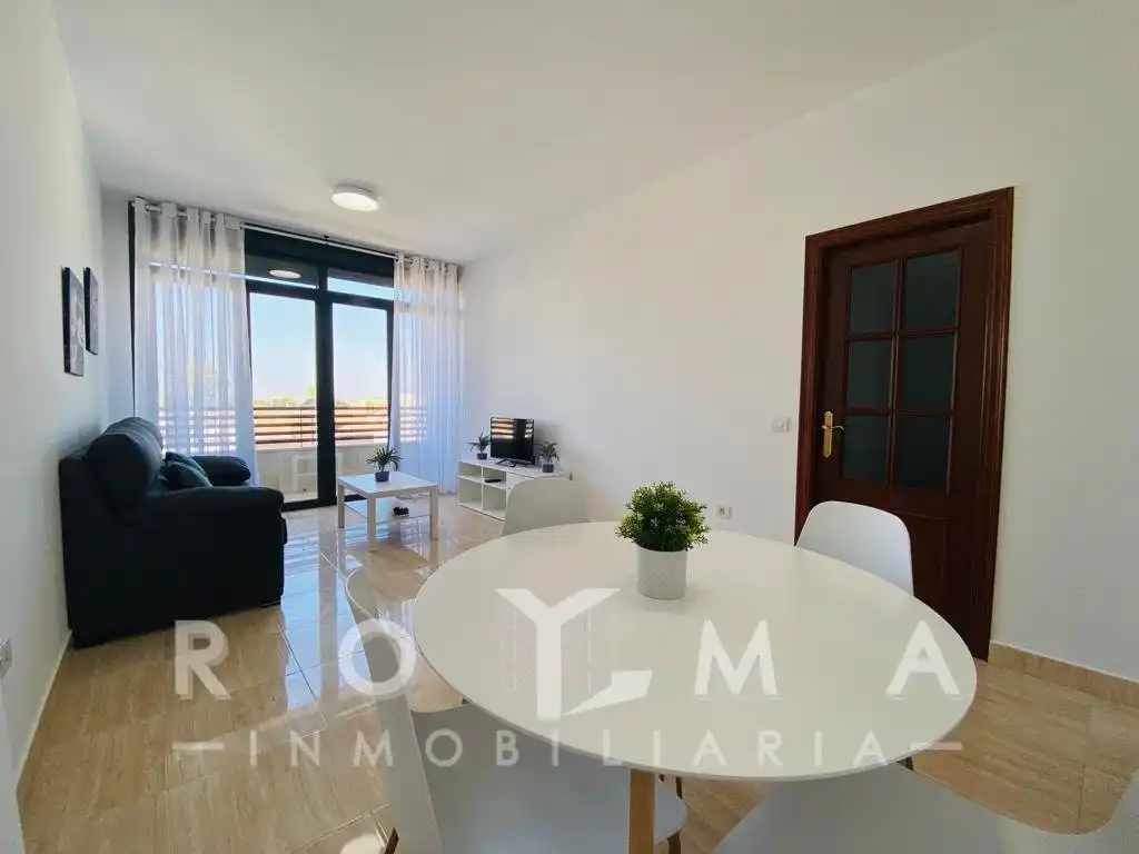 Außenansicht von Wohnung zur Miete in Dos Hermanas mit Klimaanlage, Abstellraum und Balkon