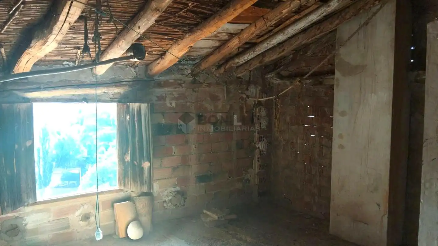 Casa adosada en venda en Ademuz amb Balcó