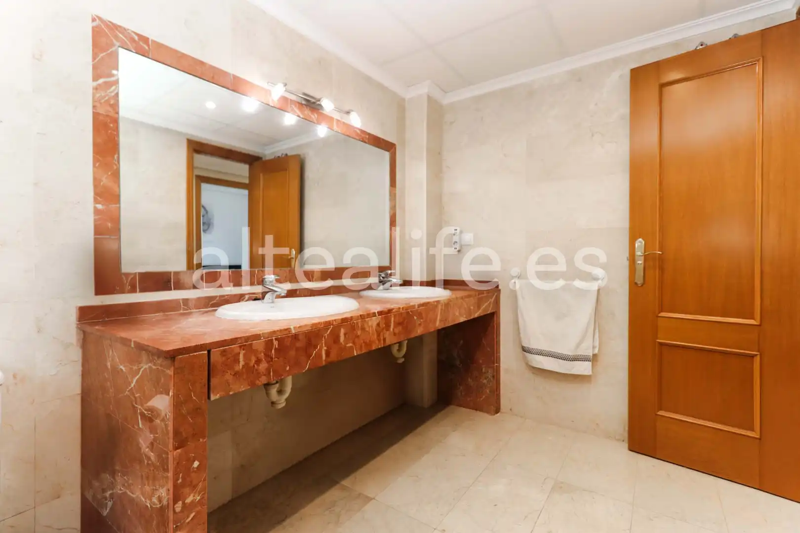 Baño de Casa adosada en venta en La Nucia con Calefacción, Terraza y Piscina comunitaria