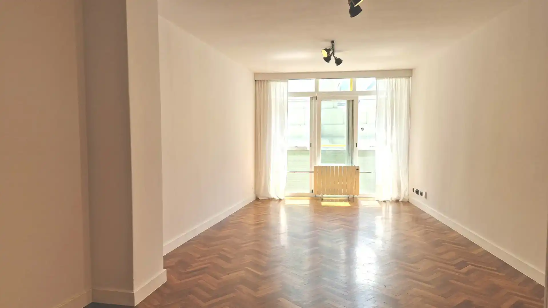Sala d'estar de Apartament de lloguer en A Coruña Capital  amb Parquet, Forn i Rentadora