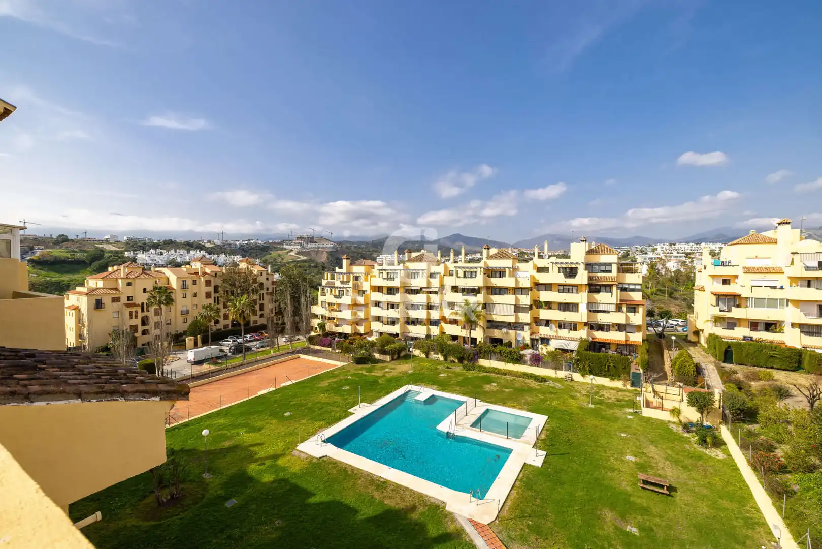 Vista exterior de Dúplex en venda en Estepona amb Calefacció, Traster i Balcó