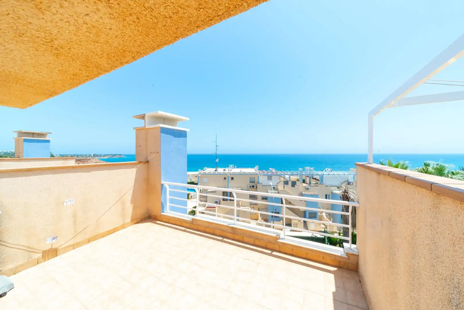 Terrassa de Casa adosada en venda en Orihuela amb Aire condicionat, Piscina i Moblat