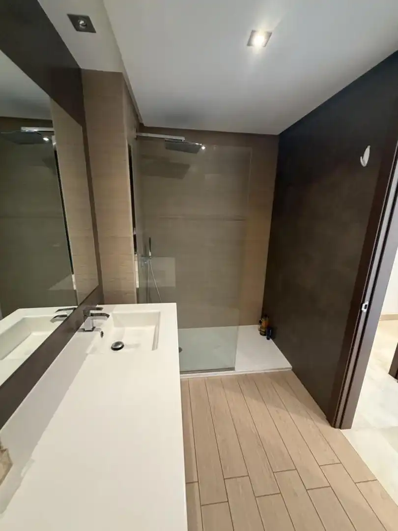 Badezimmer von Dachboden zur Miete in Benahavís mit Klimaanlage, Terrasse und Abstellraum