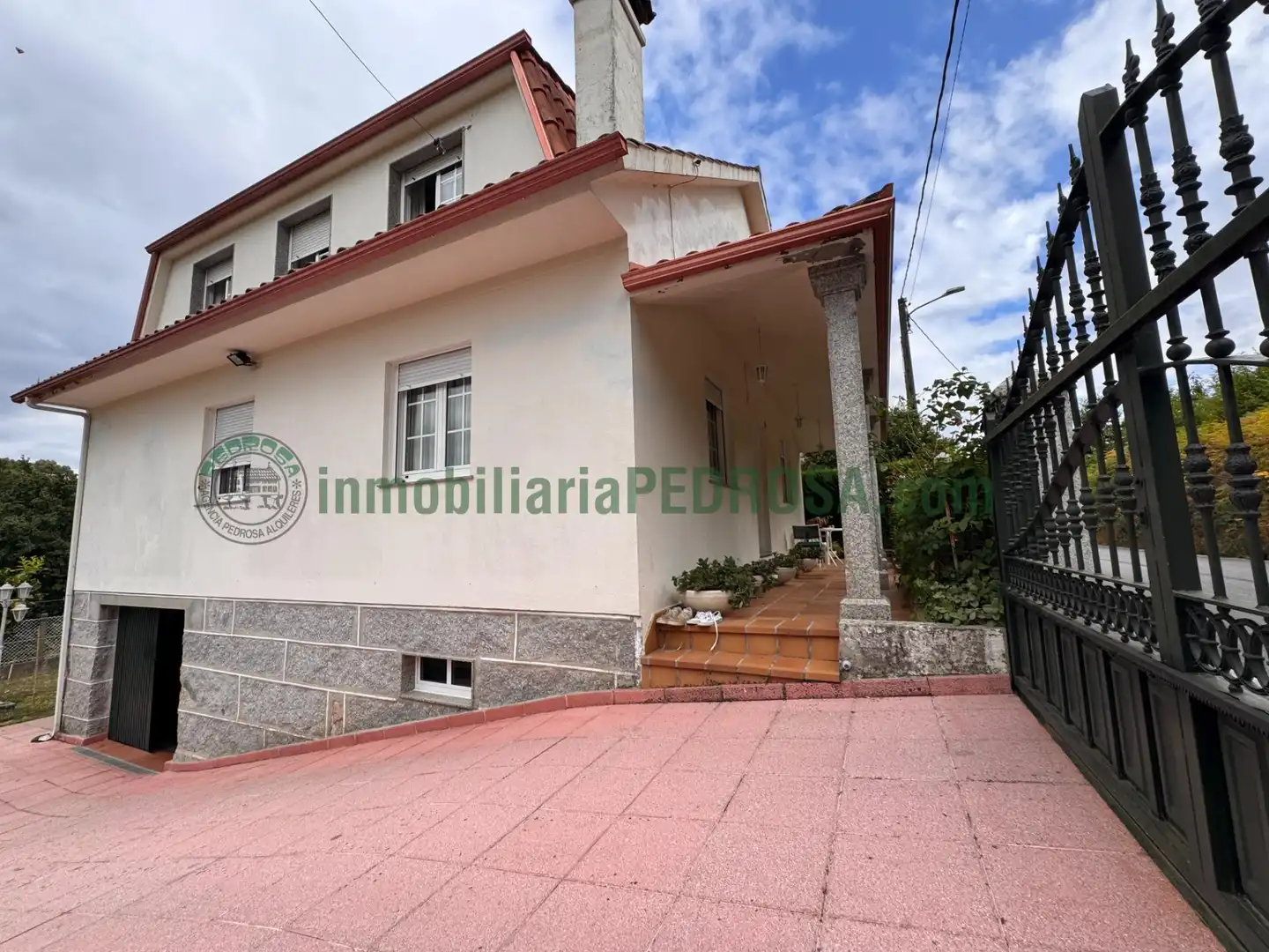 Vista exterior de Casa o xalet en venda en Pontevedra Capital  amb Calefacció i Jardí privat