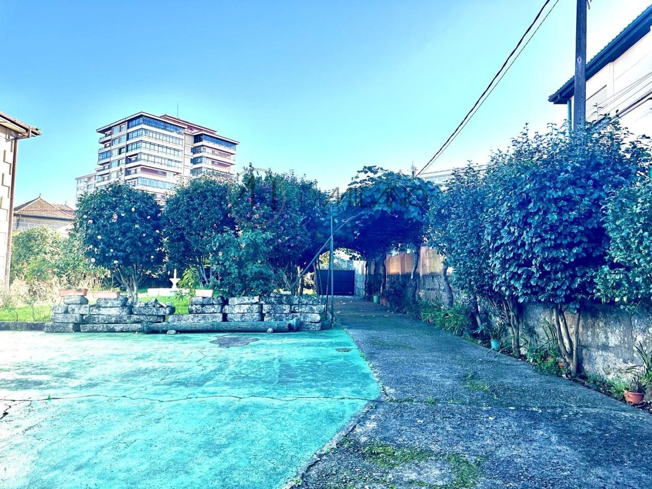 Vista exterior de Casa o xalet en venda en Vigo  amb Calefacció, Jardí privat i Moblat