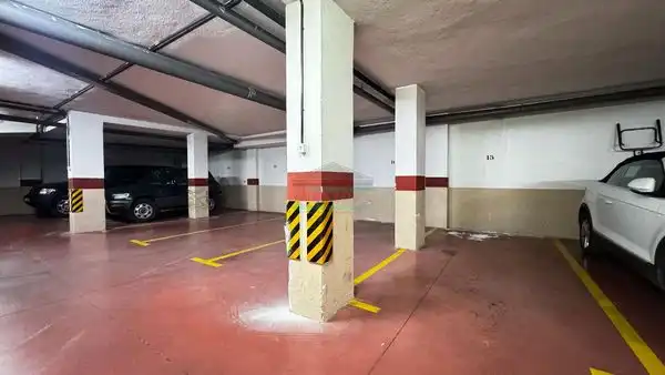 Parkplatz von Wohnung zur Miete in Granada mit Klimaanlage, Heizung und Waschmaschine