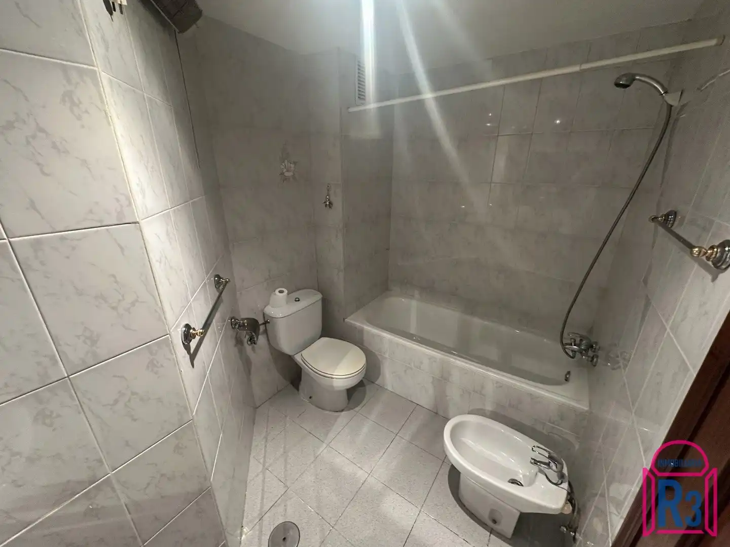 Bany de Apartament en venda en León Capital  amb Calefacció, Terrassa i Moblat