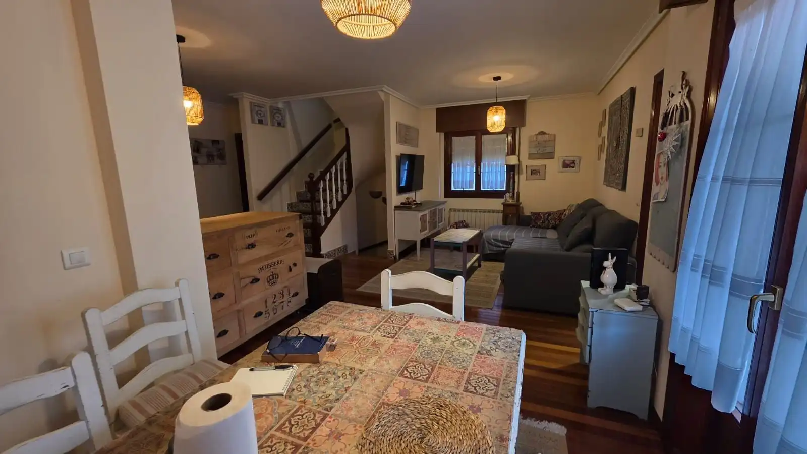 Sala d'estar de Casa o xalet en venda en Castro-Urdiales amb Calefacció, Jardí privat i Terrassa