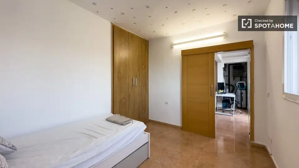 Habitación de Piso para compartir en Sant Adrià de Besòs con Aire acondicionado, Calefacción y Amueblado