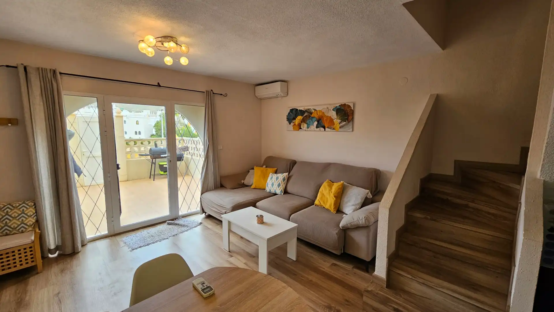 Sala de estar de Casa adosada en venta en El Campello con Aire acondicionado, Calefacción y Jardín privado