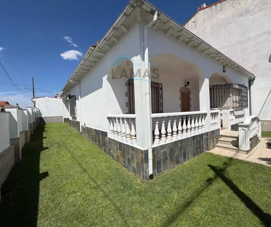 Vista exterior de Casa o xalet en venda en Talayuela amb Aire condicionat, Calefacció i Jardí privat