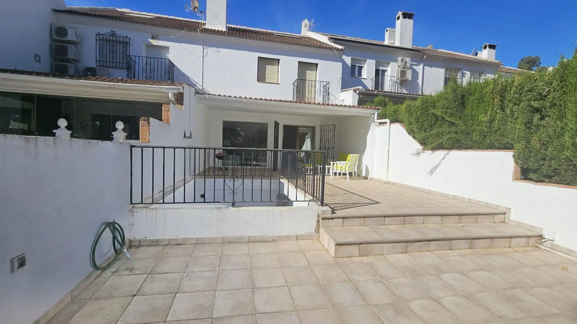 Vista exterior de Casa adosada en venda en Benalmádena amb Terrassa, Moblat i Piscina comunitària