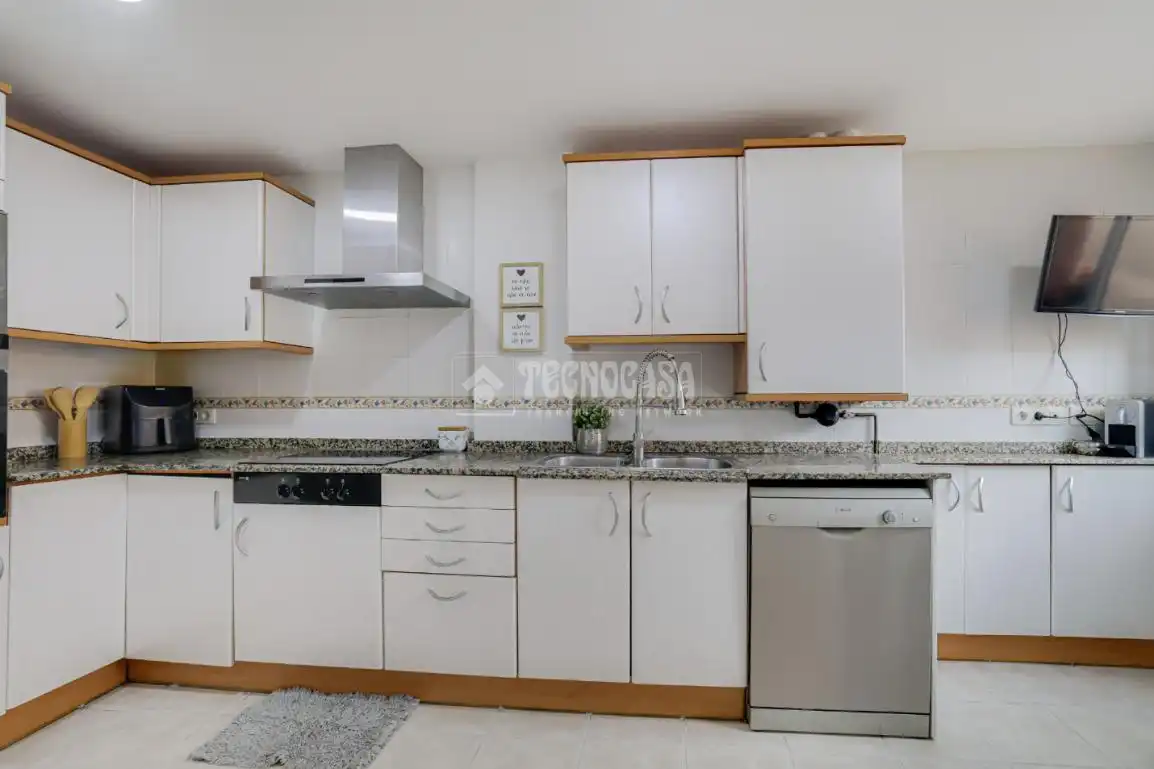 Küche von Einfamilien-Reihenhaus zum Verkauf in Terrassa mit Klimaanlage, Heizung und Terrasse