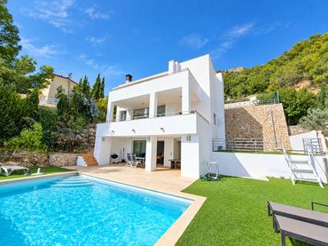 Detached house with pool for sale in Oltamar - Cucarres