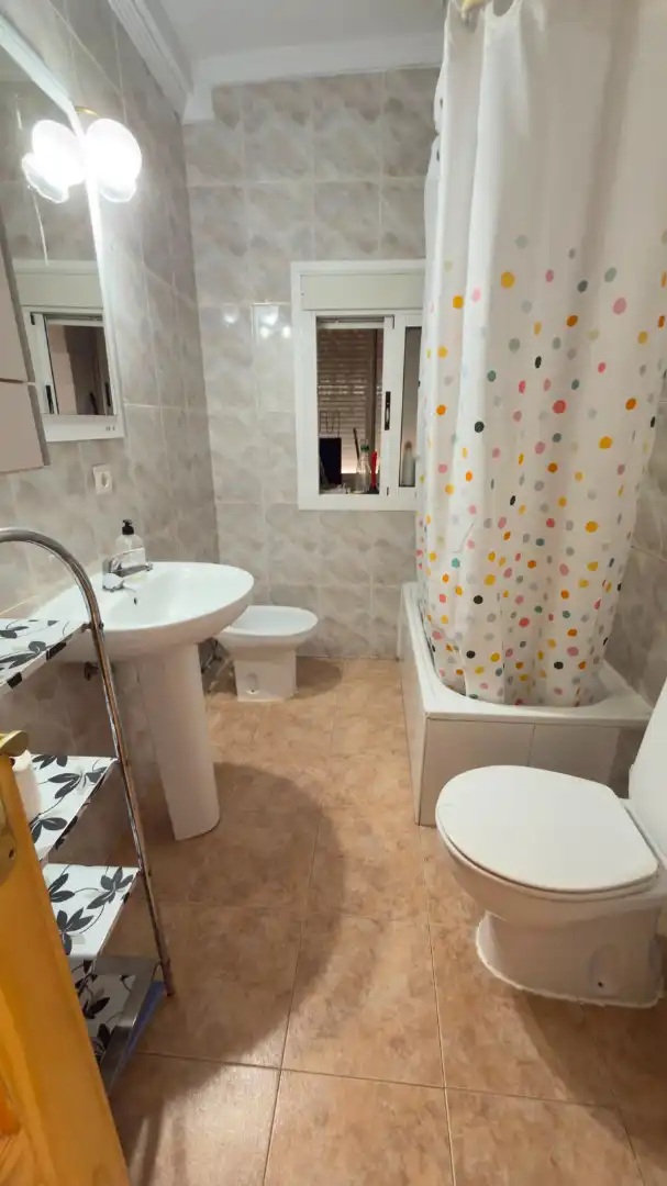 Badezimmer von Wohnung zur Miete in Granada mit Waschmaschine