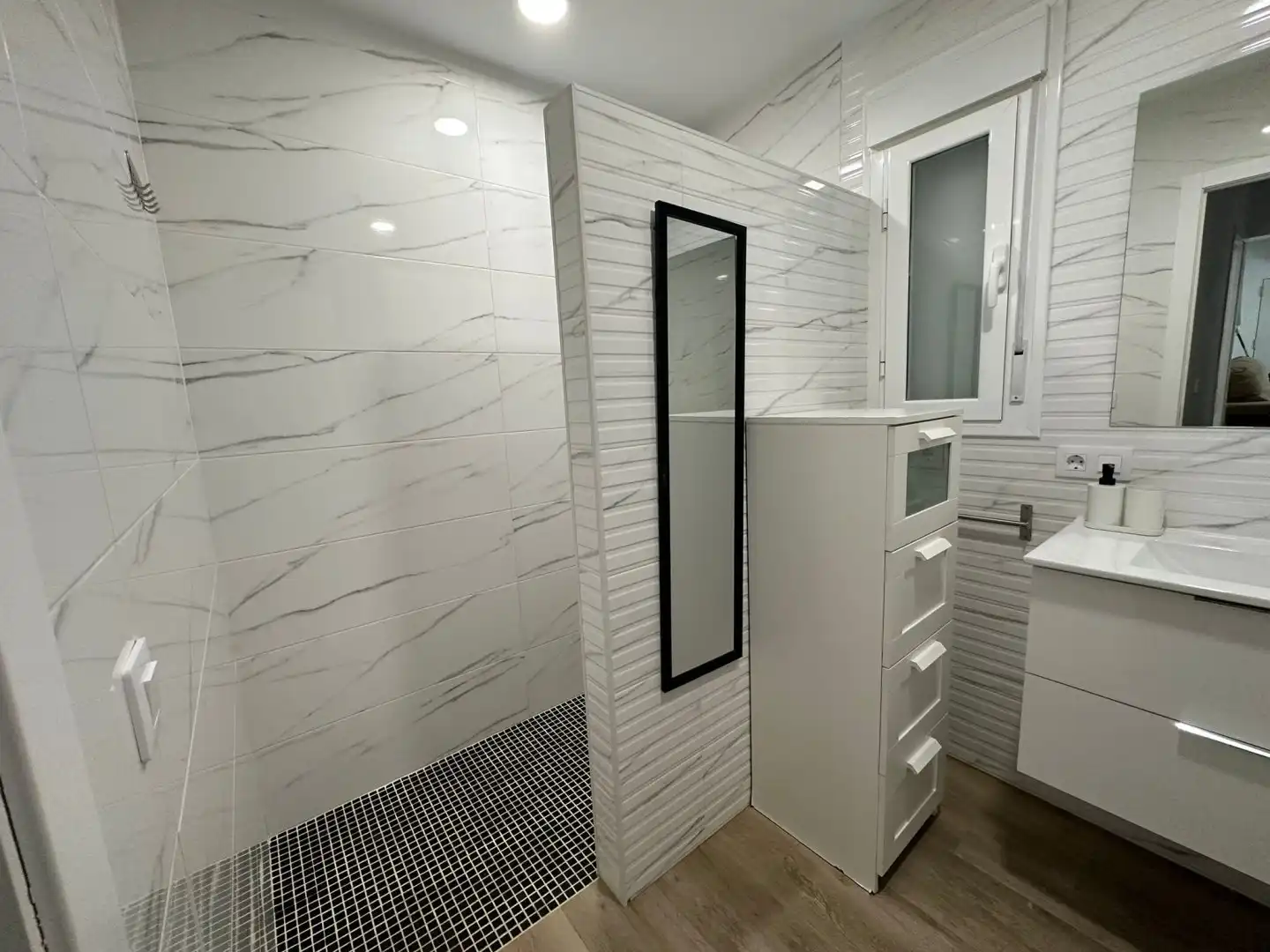 Bathroom of Flat for sale in Lora del Río  with Air Conditioner, Heating and Swimming Pool