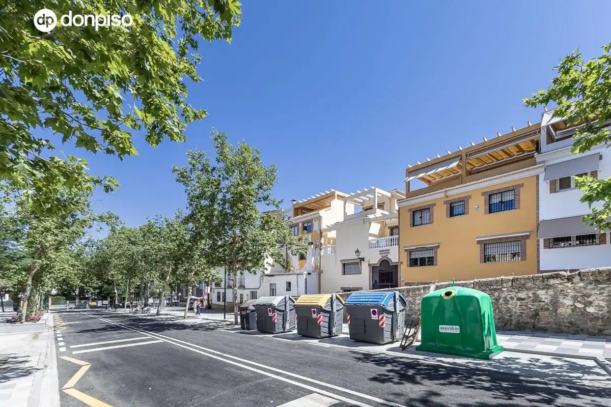 Vista exterior de Casa adosada en venda en Granada amb Aire condicionat i Terrassa