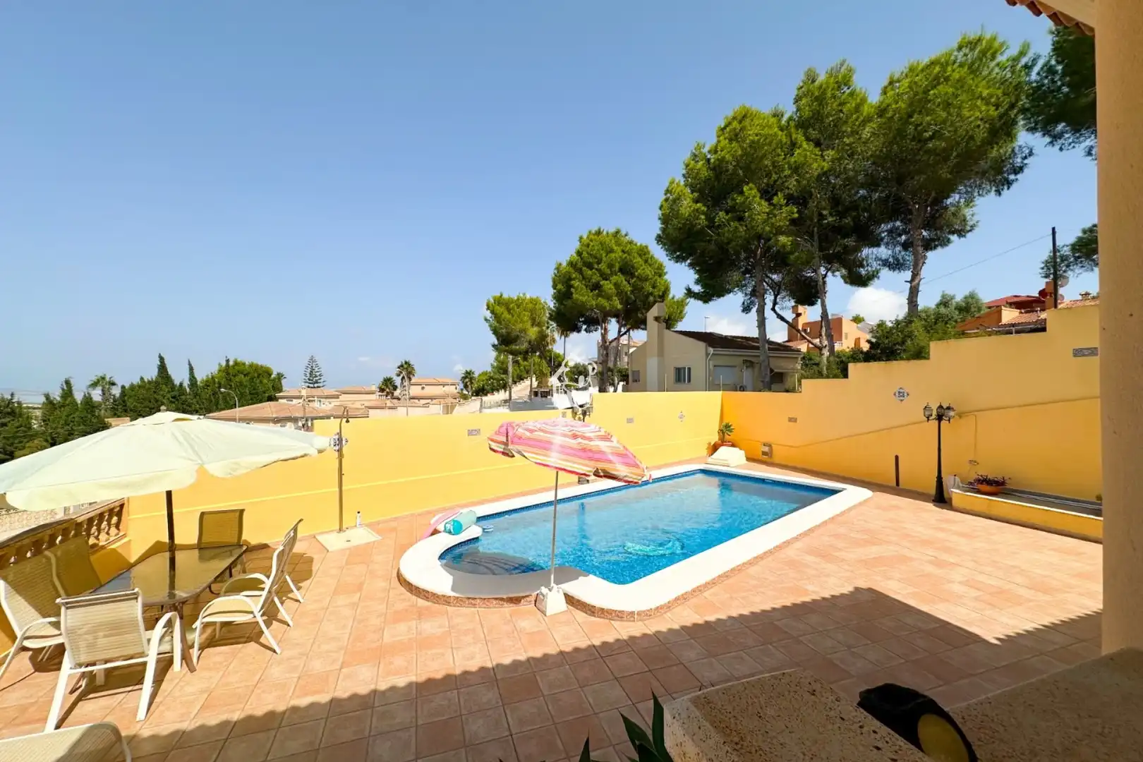 Piscina de Finca rústica de lloguer en San Miguel de Salinas amb Aire condicionat, Jardí privat i Terrassa