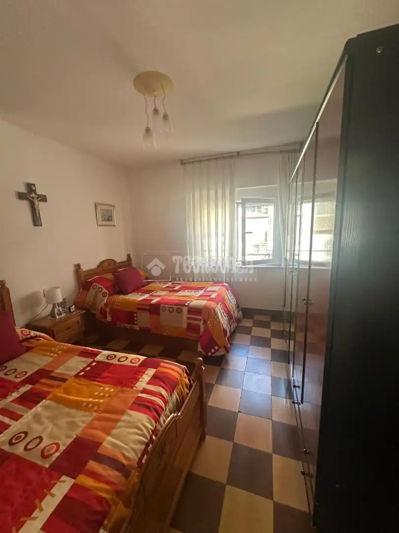 Dormitori de Pis en venda en Gijón  amb Balcó