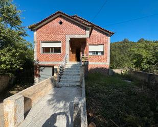 Vista exterior de Casa o xalet en venda en Vilagarcía de Arousa amb Jardí privat