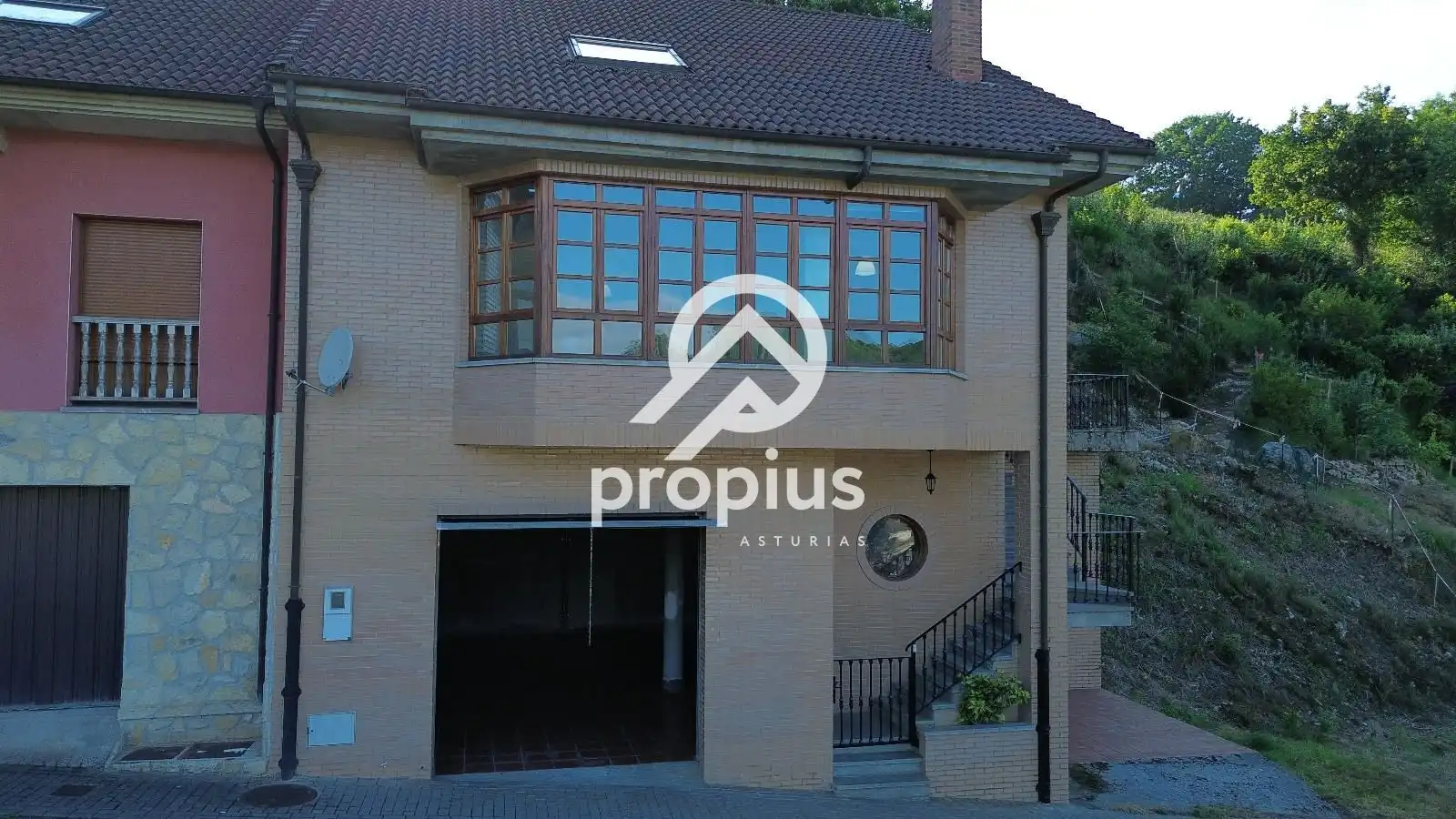 Vista exterior de Casa adosada en venta en Piloña con Calefacción, Jardín privado y Parquet