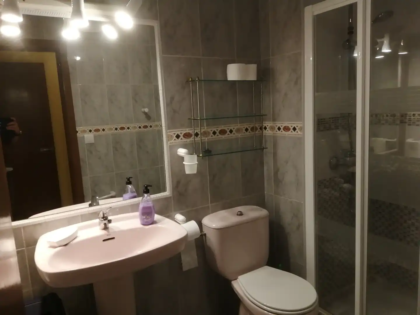 Baño de Piso de alquiler en Cádiz con Aire acondicionado, Terraza y Amueblado
