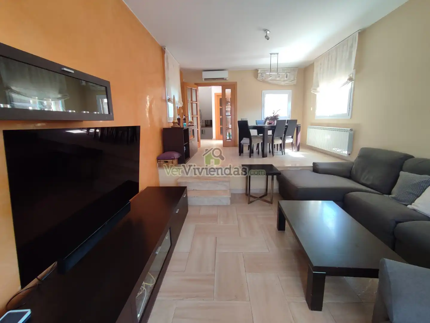 Sala d'estar de Casa o xalet en venda en Cerdanyola del Vallès amb Aire condicionat, Calefacció i Jardí privat