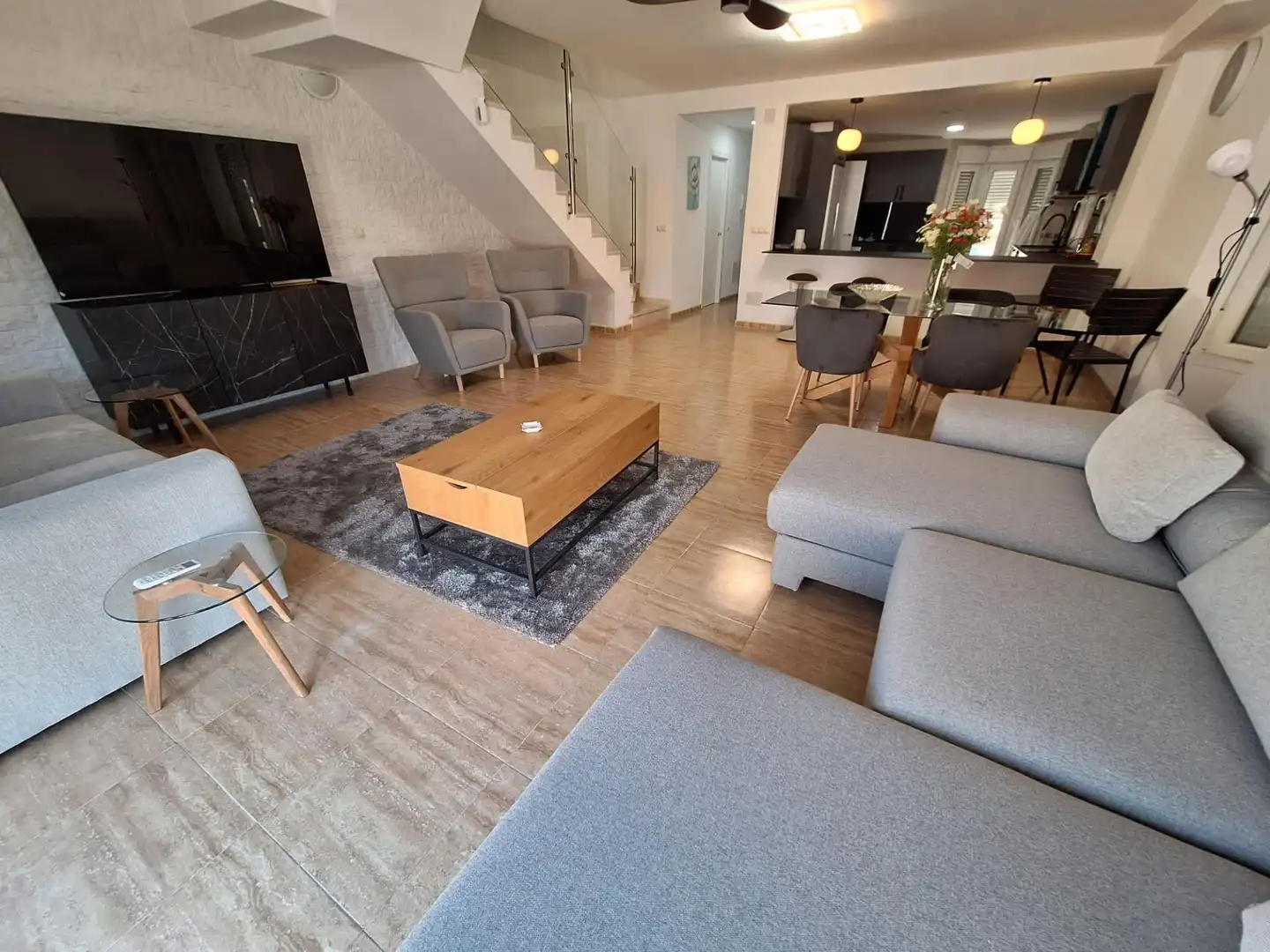 Sala de estar de Casa adosada de alquiler en Fuengirola con Terraza, Trastero y Piscina comunitaria