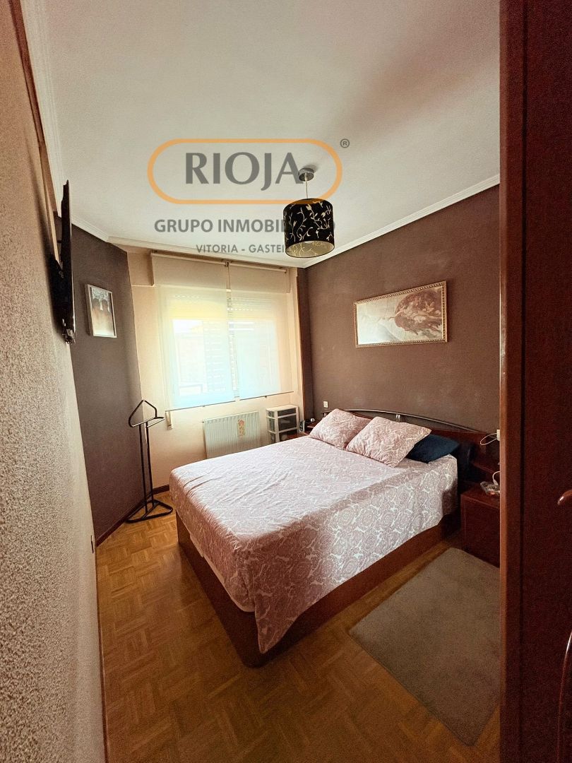 Dormitori de Pis en venda en Vitoria - Gasteiz amb Calefacció, Parquet i Terrassa