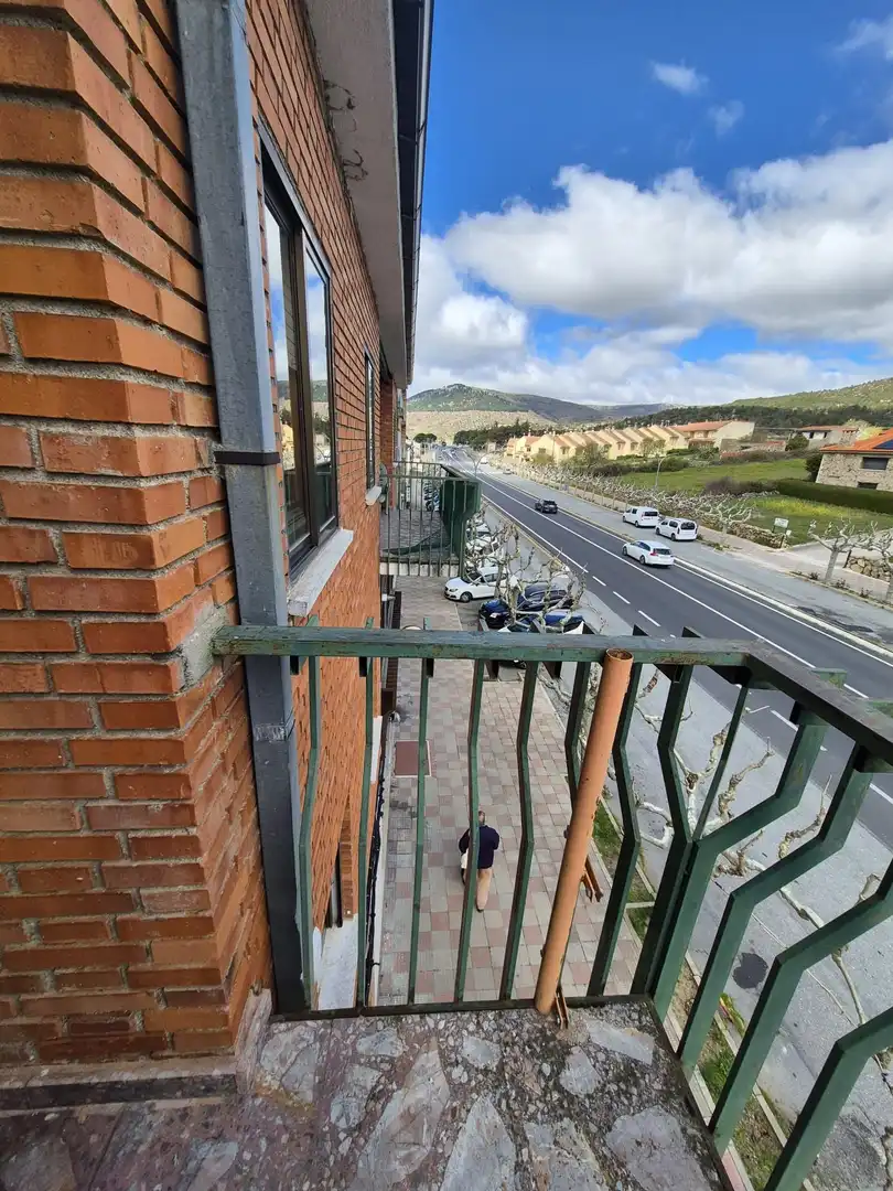 Vista exterior de Piso en venta en El Barraco  con Calefacción, Terraza y Amueblado