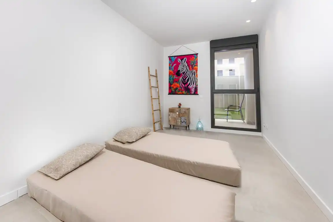 Habitación de Apartamento de alquiler en Dénia con Aire acondicionado, Jardín privado y Terraza