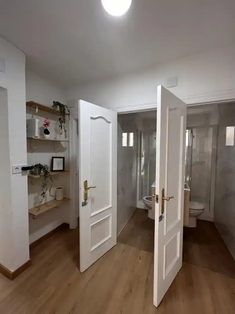 Bathroom of Flat for share in Mislata  with Parquet flooring, Furnished and Oven