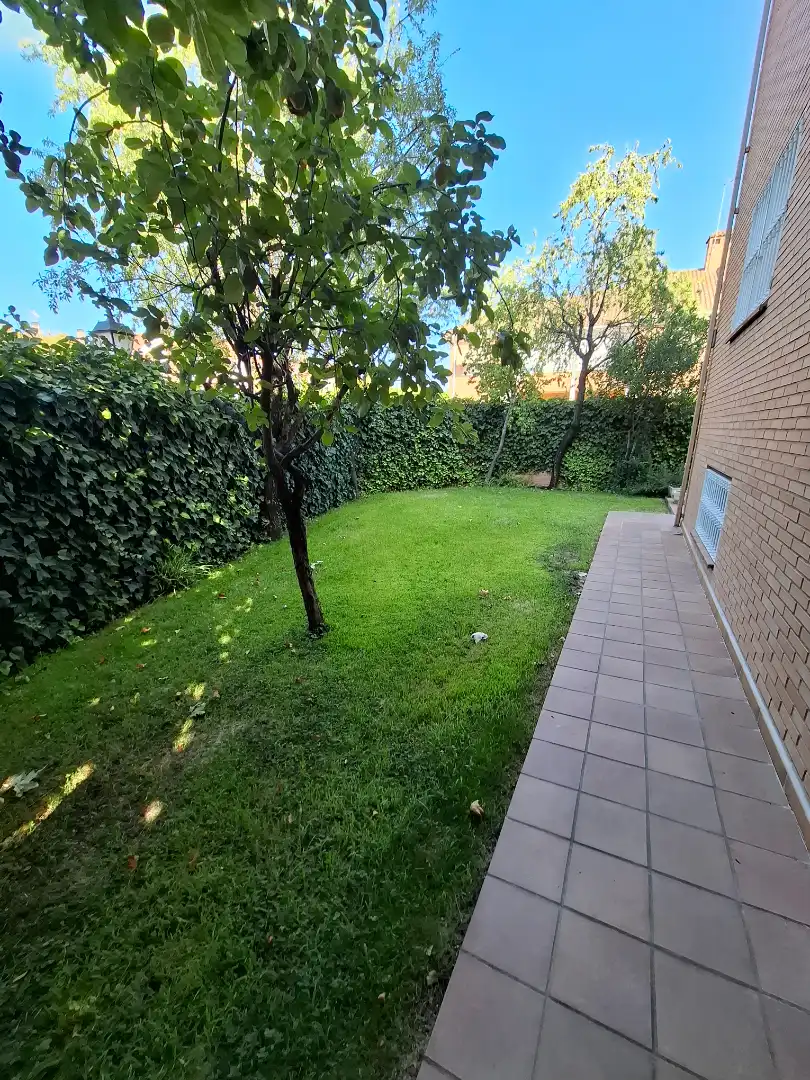 Jardín de Casa adosada de alquiler en Villaviciosa de Odón con Aire acondicionado, Calefacción y Jardín privado