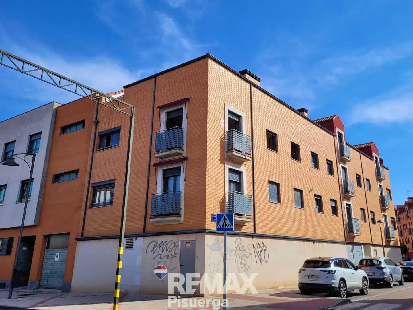 Außenansicht von Wohnung zum Verkauf in Santovenia de Pisuerga mit Heizung, Abstellraum und Balkon