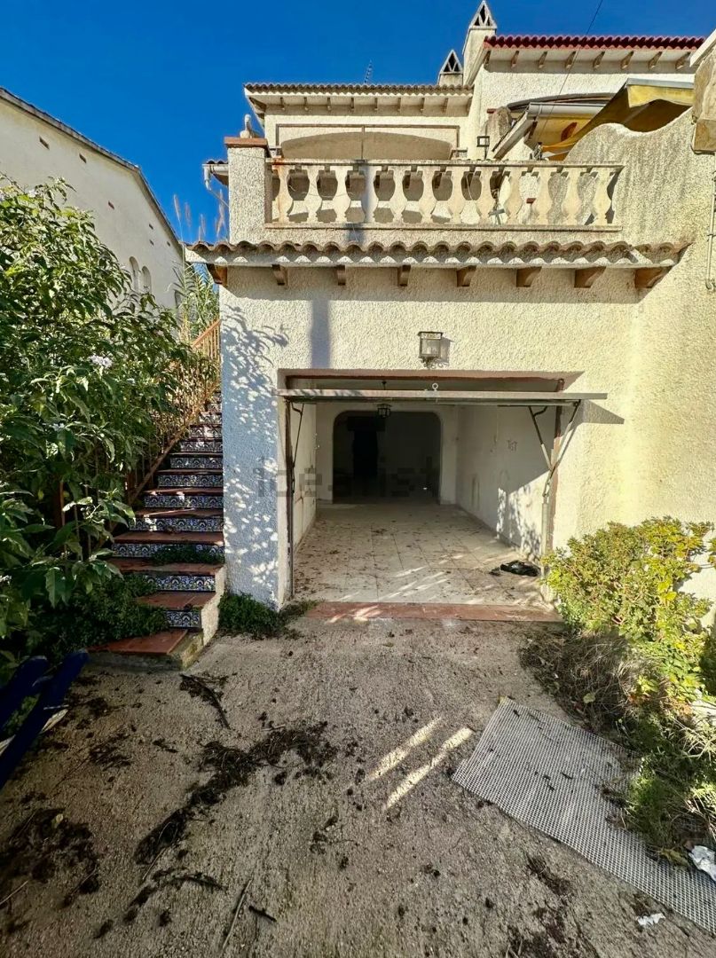 Vista exterior de Casa adosada en venda en Albinyana amb Jardí privat, Terrassa i Traster