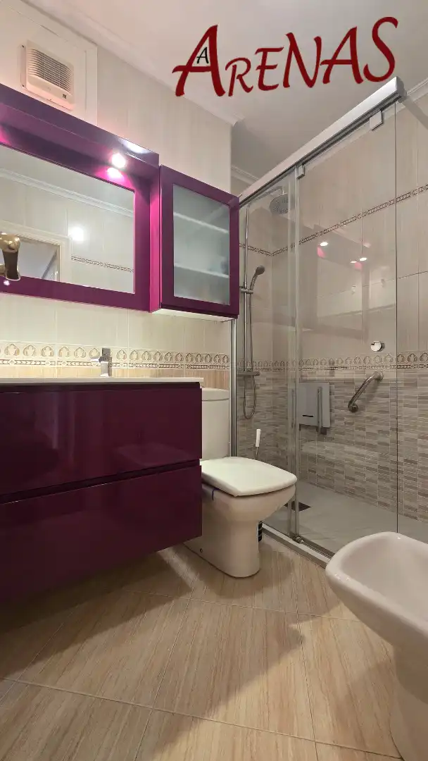Badezimmer von Wohnung zum Verkauf in Laredo mit Heizung, Parkett und Möbliert