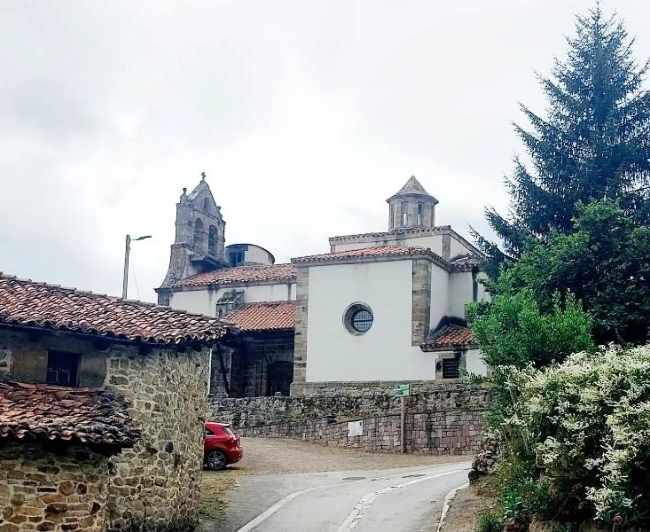 Vista exterior de Casa adosada en venda en Polaciones amb Calefacció, Jardí privat i Traster