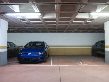 Einzelparkplatz mit Aufzug zur Miete in Calle la Lila 17