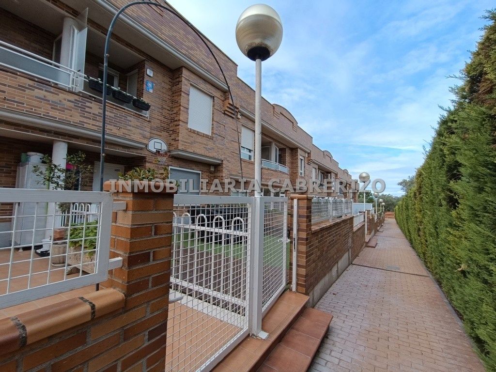 Exterior view of Single-family semi-detached for sale in Villamediana de Iregua  with Air Conditioner, Heating and Private garden