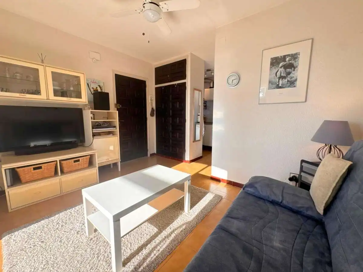 Sala de estar de Piso en venta en Roses con Piscina comunitaria
