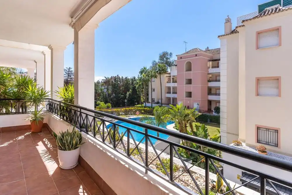 Apartment with pool for sale in Nueva Andalucía
